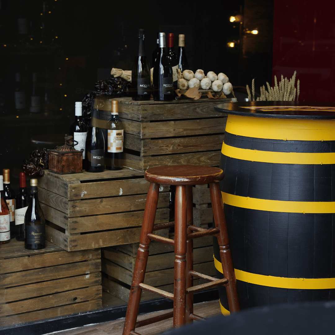 Decoración de nuestra cantina con bidones de madera como mesas