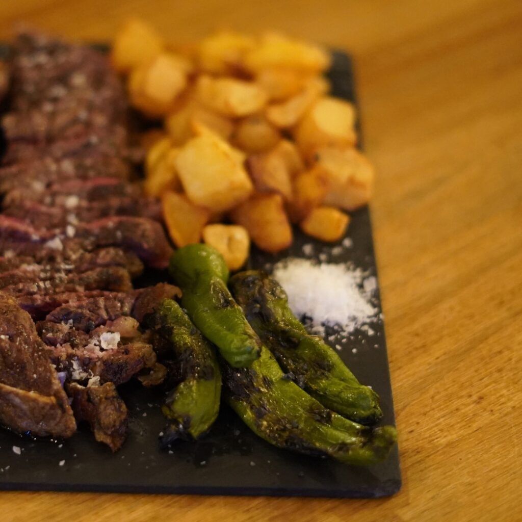 taberna en valencia - carne,patatas,pimientos