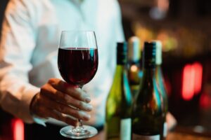 wine bar en Valencia - camarero