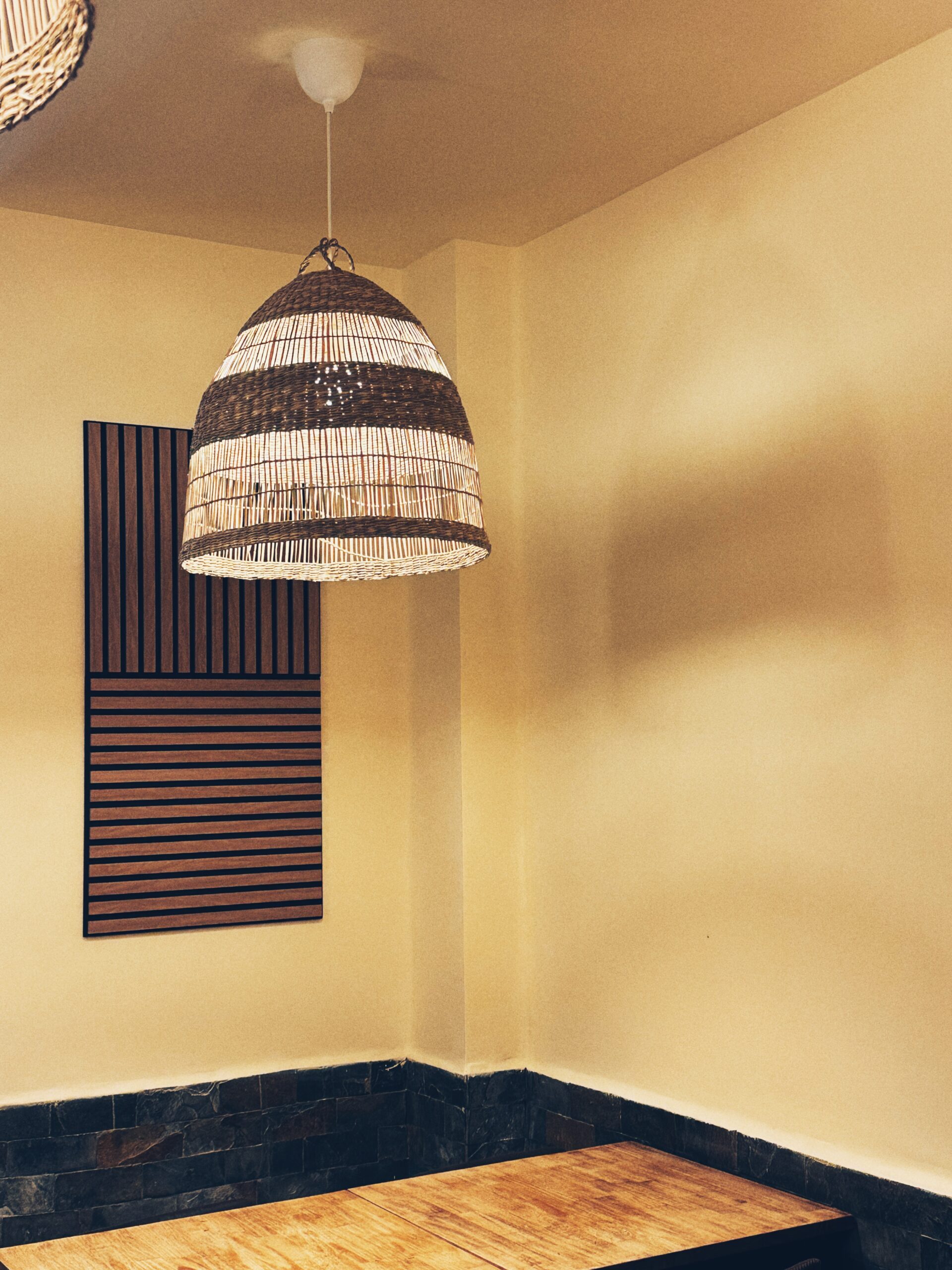 Decoración de nuestra cantina con bidones de madera como mesas