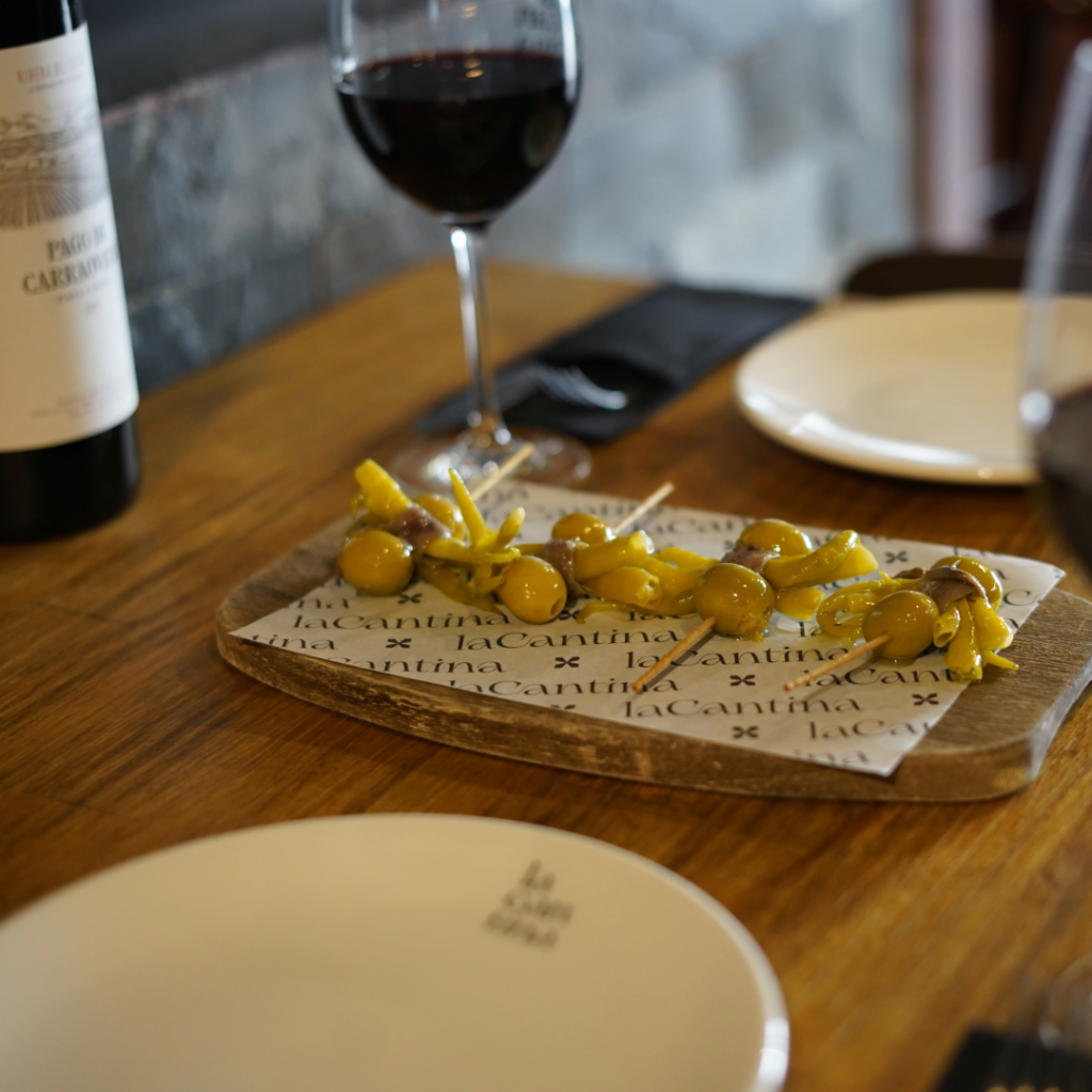 Copas de vino y Gildas en La Cantina